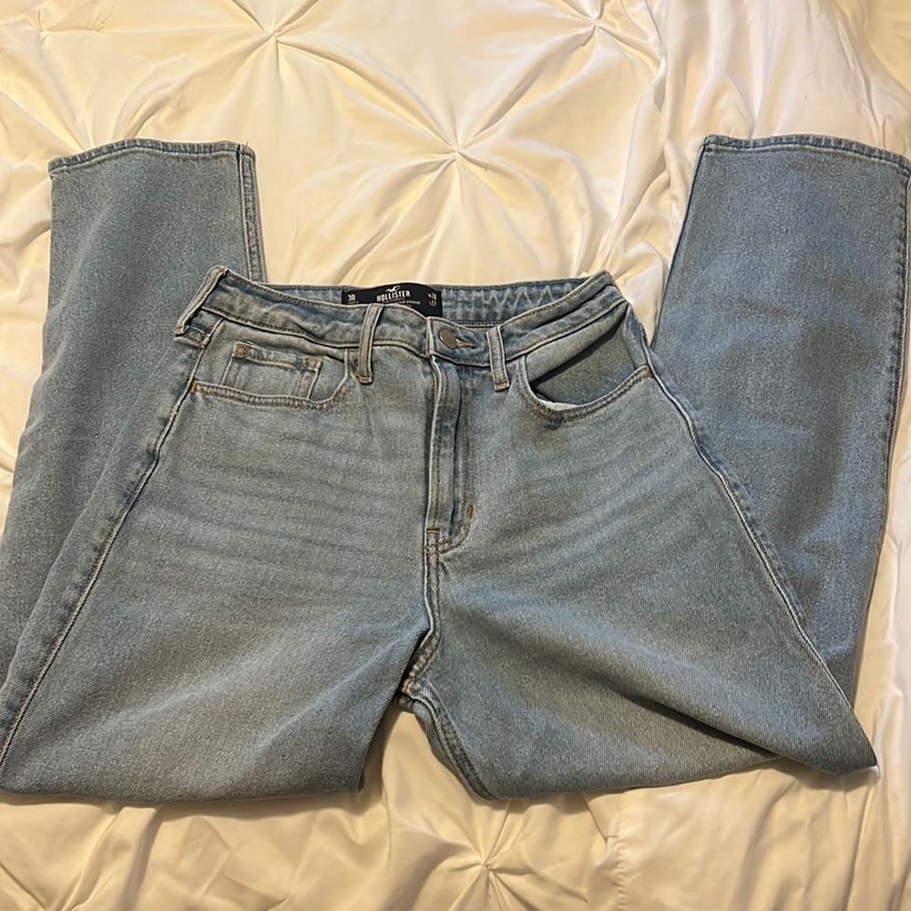 hollister high rise vintage mom jeans !!